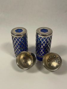 Salière et poivrière en métal argenté de style royal, combinaison de couleurs bleu et argentée unique, pour table à manger et usage en restaurant, provenant d'Inde. - Product Image 5