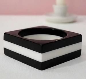 Bracelet en acrylique noir et blanc de style tendance pour femme, idéal pour un cadeau - MN Exports - Product Image 5
