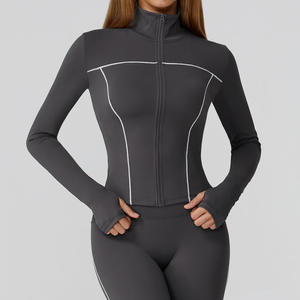 Conjunto de yoga premium para mujer, color gris, top corto sin mangas con pantalones cortos de cintura alta, ropa deportiva a la moda. - Product Image 5
