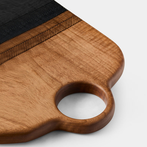 Cette planche à découper en bois bicolore présente un dessus naturel accentué par des bandes texturées en chevrons pour couper les légumes. - Product Image 4