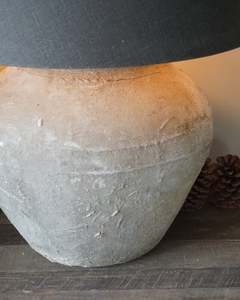 Lampe de table vintage Waterpot avec base en céramique faite à la main, abat-jour en lin neutre, éclairage rustique pour la décoration de la maison, pour la chambre à coucher - Product Image 3