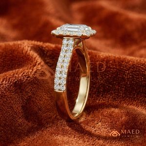 Anillo de compromiso de oro con moissanita de corte esmeralda y halo, para mujer, joyería de aniversario nupcial, regalo elegante y a la moda de EE. UU. - Product Image 2