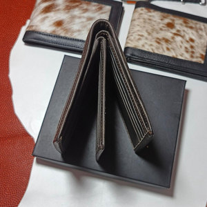 Cartera de cuero con pelo de vaca para hombre, cartera hecha a mano de cuero genuino, diseño elegante y premium. - Product Image 2