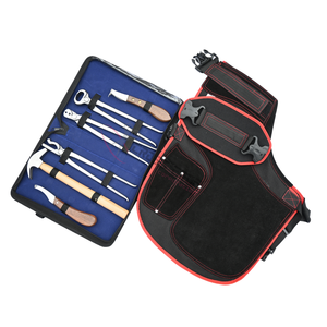 Kit complet d'outils de ferrage pour chevaux avec tablier en cuir, marteau, cisaille à sabots, pince à clous, tire-clous, couteau à sabots et couteau à ferrures - Product Image 1