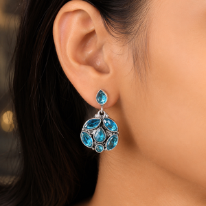 Boucles d'oreilles pendantes en argent oxydé avec topaze bleue sertie en forme de fleur, vente en gros |   Bijoux bohèmes vintage en pierres précieuses naturelles pour femmes, pour les soirées - Product Image 2