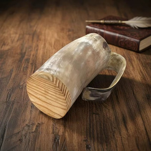 Jarra de Cerveza de Cuerno de Búfalo Natural Hecha a Mano, Estilo Moderno, Color Natural, Base de Madera Ecológica, por UO INDIA - Product Image 2