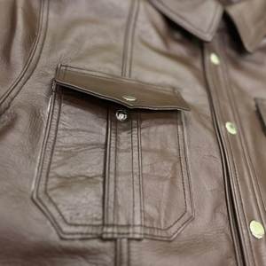 Camisa de Cuero Genuino Negra Vintage para Hombre, Manga Corta, Cuello Clásico, Estilo Desgastado, Uniforme de Motero, Precio al por Mayor - Product Image 4