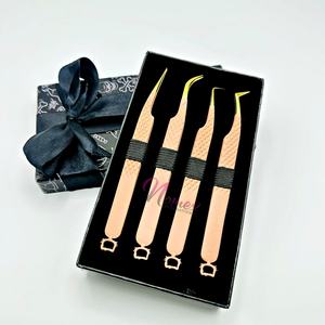 Juego de pinzas para pestañas marrones con dorado con icono de gatito en la parte inferior Juego de pinzas para pestañas con agarre de diamante perfecto con logotipo personalizado - Product Image 3