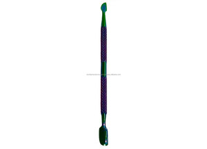 CYNACURE Set de Herramientas de Manicura de 5 Piezas, Acero Inoxidable, Empujador de Cutículas de Doble Cabeza, Kit de Cortaúñas de Doble Uso, Acabado Arcoíris, en Caja - Product Image 4