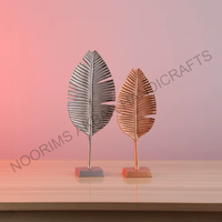 Sculptures en métal en forme de plumes, lot de 2, argent et or rose, statues de plumes texturées avec accents de feuilles sur socle carré, décoration de table