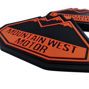 Patch en caoutchouc 3D Mountain West Motor, logo en relief à coudre, noir et orange, forme irrégulière - Product Image 1