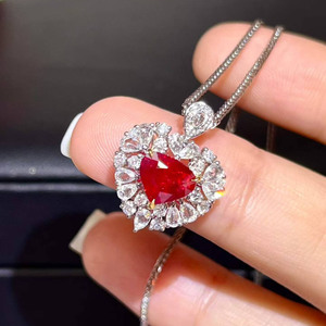 Bague convertible de luxe en rubis non chauffé de couleur sang de pigeon, forme cœur, 2,03 carats, monture en or 18 carats, sertie sur le côté de 47 diamants. - Product Image 2