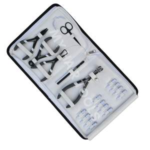 Kit d'outils pour extensions capillaires comprenant des pinces à sertir et à retirer les perles, des pinces à presser pour extensions adhésives, des crochets à boucle et des pinces de sectionnement, dans une pochette en similicuir. - Product Image 1