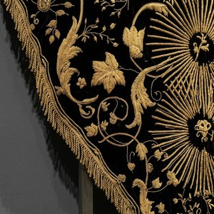 Bandera Bordada a Mano de Terciopelo Negro con Bordado Floral Dorado, Bandera Decorativa Litúrgica Barroca Personalizada para Colgar - Product Image 3