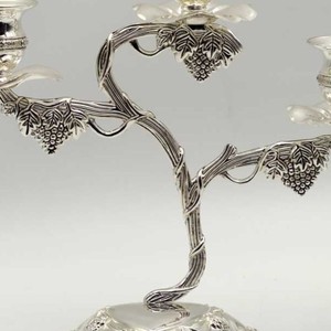 Candelabro Antiguo Plateado de 3 Brazos con Tallado de Vid, Elegante Portavelas de Metal como Centro de Mesa para Decoración de Bodas - Product Image 2