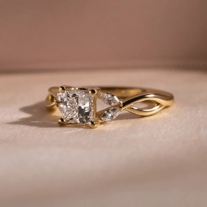 Anillo de Diamante Cultivado en Laboratorio con Corte Princesa de 1 Quilate, Oro Amarillo, Joyería de Boda, Venta al Por Mayor - Product Image 3