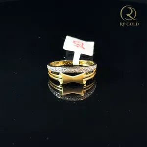 Elegante anillo de oro con diseño de lazo y piedras brillantes, joyería moderna y elegante, perfecta para mujeres, ideal para regalar. - Product Image 1