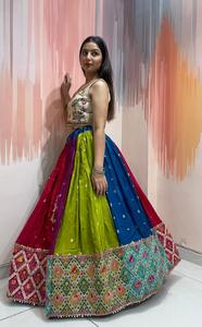 Conjunto de ropa étnica nupcial para mujer, Chaniya Choli de seda Banarasi y viscosa de lujo con dupatta con trabajo de espejo Butti. - Product Image 2