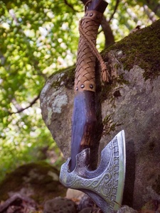 Hacha Vikinga Hecha a Mano por A&M ENTERPRISES con Cabeza de Acero Grabada con Runas, Mango de Madera Oscura y Empuñadura de Cuero Trenzado Color Bronceado - Product Image 4
