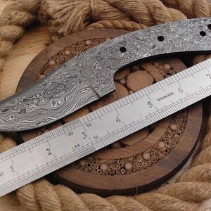 Couteau de cuisine, de chasse et de camping en acier de Damas, à lame droite à pointe clip, entièrement forgé à la main par un forgeron médiéval - Product Image 5
