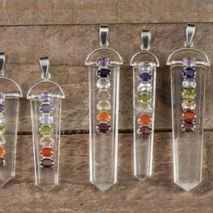 Colgante de cuarzo transparente con los siete chakras para decoración del hogar, regalo y manualidades, precios al por mayor - Product Image 1