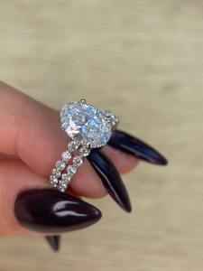 Anillo de Compromiso con Diamante Ovalado de 2.75 Quilates, Color E, Claridad VVS2, Cultivado en Laboratorio, Certificado IGI, con Halo Oculto, en Oro Blanco de 14k, con Diamantes a Juego - Product Image 1