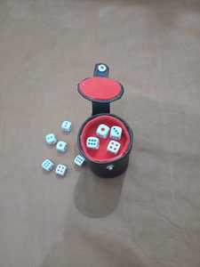 Gobelet à dés rond personnalisé en plastique avec shaker en cuir et verre pour jeux de société - Product Image 6