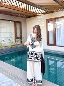 Proveedor de conjuntos de kurta y dupatta Farshi Plazzo de crepé de alta calidad con bordados, de la última colección de diseñadores, procedente de la India, para la moda femenina. - Product Image 3