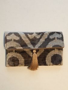 Pochette PRABHAVA verte à motif chevron, avec pompon, faite à la main, en tissu, style bohème, forme rectangulaire, 7 pouces - Product Image 1