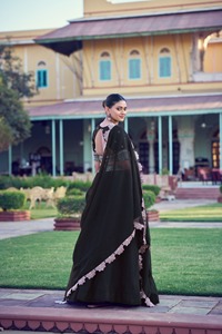Conjunto de Saree de Seda Satinada Negra con Blusa Pesada y Bordado de Lentejuelas Moti, Traje Indio para Bodas y Fiestas - Product Image 5