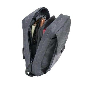 กระเป๋าใส่ของส่วนตัวกันน้ำทำจากโพลีเอสเตอร์ มีพื้นที่จัดเก็บกว้างขวาง พกพาสะดวกด้วยสายสะพายไหล่ ผลิตในเวียดนาม - Product Image 4