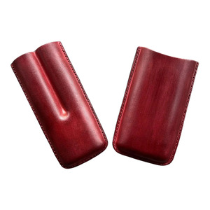 Étui à cigares compact en cuir avec coupe-cigares intégré et compartiment de rangement, idéal pour les voyageurs d'affaires et les collectionneurs - Product Image 3