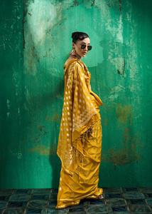 Sari en soie douce pour mariage et festivals, prêt-à-porter, disponible chez le fournisseur indien à prix de gros, entièrement cousu - Product Image 1