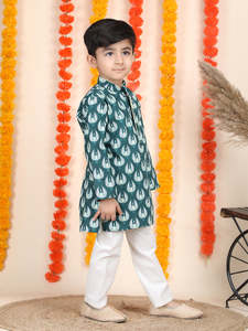 ชุดคุร์ตาสีเขียวสำหรับเด็กผู้ชาย ลายพิมพ์นกยูง คอจีน ชุดสำหรับงานเทศกาล ชุดเด็กแบบดั้งเดิม ชุดออกงานทันสมัย - Product Image 3