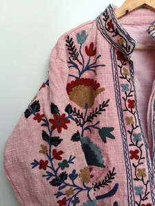 Manteau matelassé en coton indien pour femmes avec broderie Suzani faite à la main, col à revers, manches longues, veste traditionnelle ethnique - Product Image 2