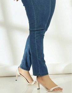 Jeans de mezclilla ajustados vintage ecológicos para mujer con dobladillo deshilachado y rotos en la rodilla, estilo cropped con puños - Product Image 1