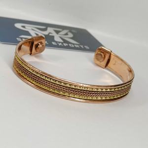 Bracelet ajustable léger en cuivre magnétique fin, fait main, style traditionnel haut de gamme, avec motif uni gravé - Product Image 3