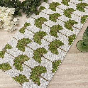 Mantel Individual Rectangular Hecho a Mano con Cuentas de Vidrio y Patrón de Mosaico de Hojas de Palma Verdes sobre Base Blanca, Artesanía Decorativa de Sami Handicrafts - Product Image 6