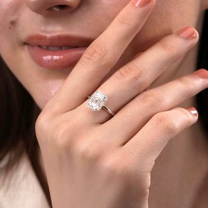 Bague de fiançailles en or massif 9K 10K 14K 18K avec émeraude ronde certifiée IGI et diamant de laboratoire, style solitaire classique pour mariage - Product Image 6