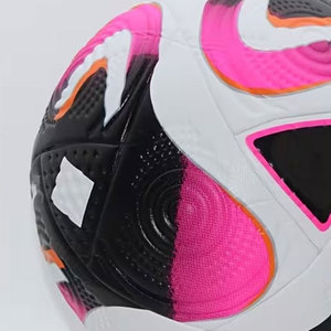 La carcasa exterior ofrece un tacto suave y una durabilidad excepcional en superficies de césped o pasto. Balón de fútbol reforzado. - Product Image 6
