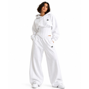 Conjunto de chándal de alta calidad con sudadera corta tipo corsé blanca, bordado personalizado, pantalón de pierna ancha, estilo athleisure, conjunto de descanso de forro polar de alto gramaje. - Product Image 2