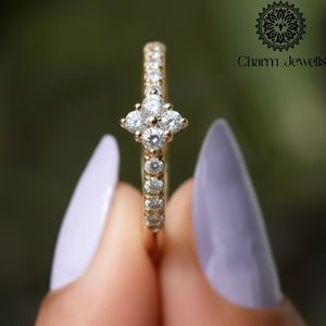 Bague de fiançailles classique pour femme en argent plaqué or 18 carats avec moissanite taille coussin sertie à griffes - Product Image 2