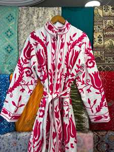 Chaqueta Kimono de Algodón Suzani con Bordado Floral a Mano, Estilo Boho, Prenda Exterior India con Cierre de Cordón - Product Image 6