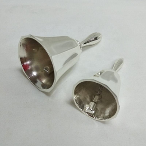 Campana de Metal Plateada, Adorno Colgante, Campana de Cuerno Pulida, Adorno Navideño - Product Image 1