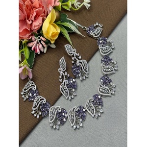 Ensemble collier et boucles d'oreilles classiques en laiton plaqué argent et zircon, charmant et élégant, pour femme, idéal pour un cadeau de mariage ou une tenue de soirée - Product Image 1