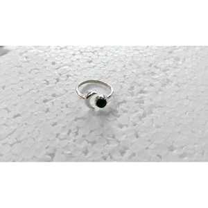 Anillo de Media Luna Elegante y Estilizado de Plata de Ley 925 con Piedra Negra para Uso Casual y de Fiesta - Product Image 1