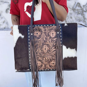 กระเป๋าหนังวัวแท้ลายแกะสลักด้วยมือ ดีไซน์ใหม่ปี 2026 พร้อมพู่หนังสไตล์ยิปซี โบโฮ วินเทจ ทำมือ สะพายไหล่เก๋ไก๋ - Product Image 1