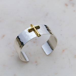 Bracelet manchette croix bicolore en laiton - Jonc religieux martelé argent et or - Bijoux chrétiens en métaux mixtes - Product Image 5