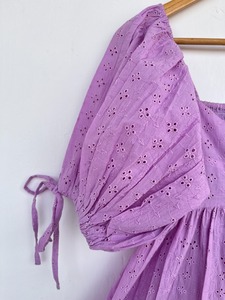Vestido Mini de Algodón Lila Morado para Mujer, Bordado Schiffli, Manga con Lazo, Cuello en V, Estilo Babydoll Boho, Vestido de Verano - Product Image 4