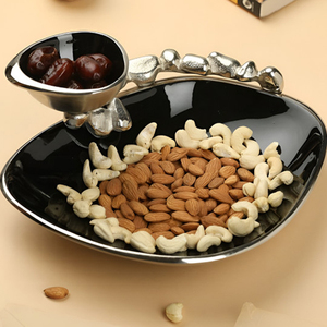 Cuenco de servir de metal dorado con forma de hoja de loto, adornado con un capullo y tallo esculpidos, plato decorativo de lujo con motivos botánicos. - Product Image 6